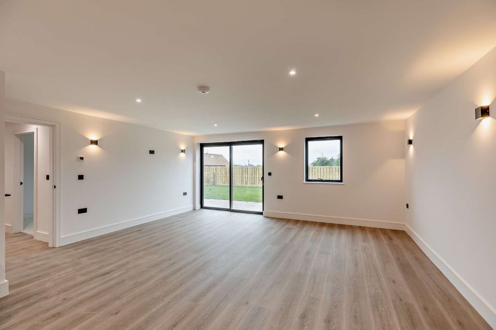 Property photo 3 of 17 Kitchen/Sitting Room