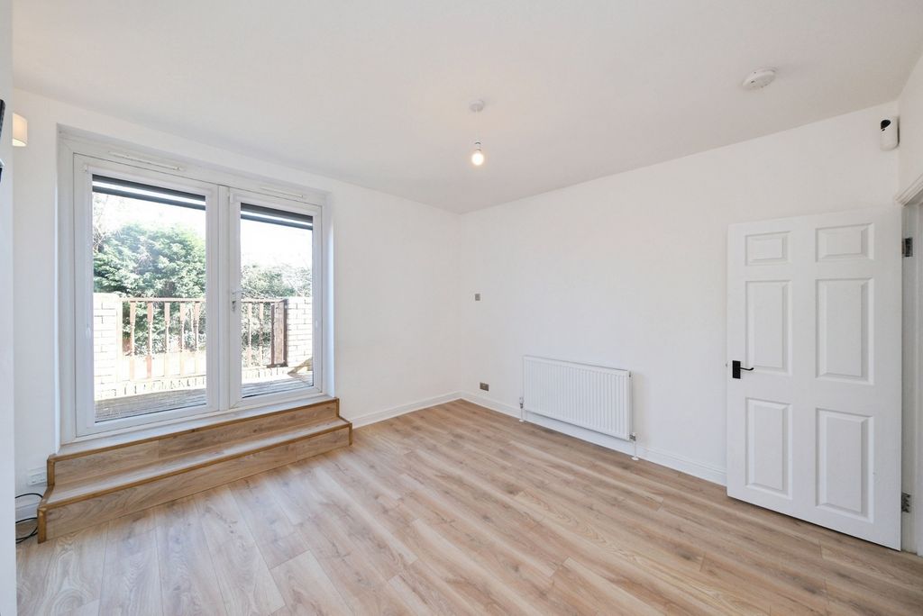 Property photo 3 of 18 Living Room