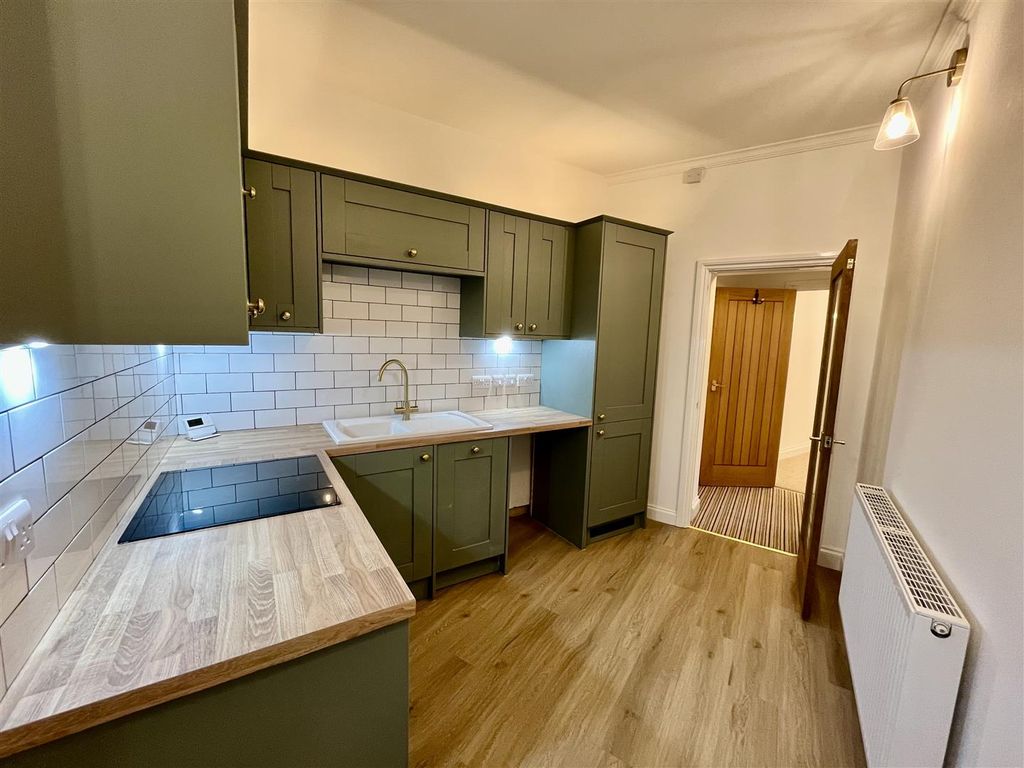 Property photo 3 of 7 Kitchen