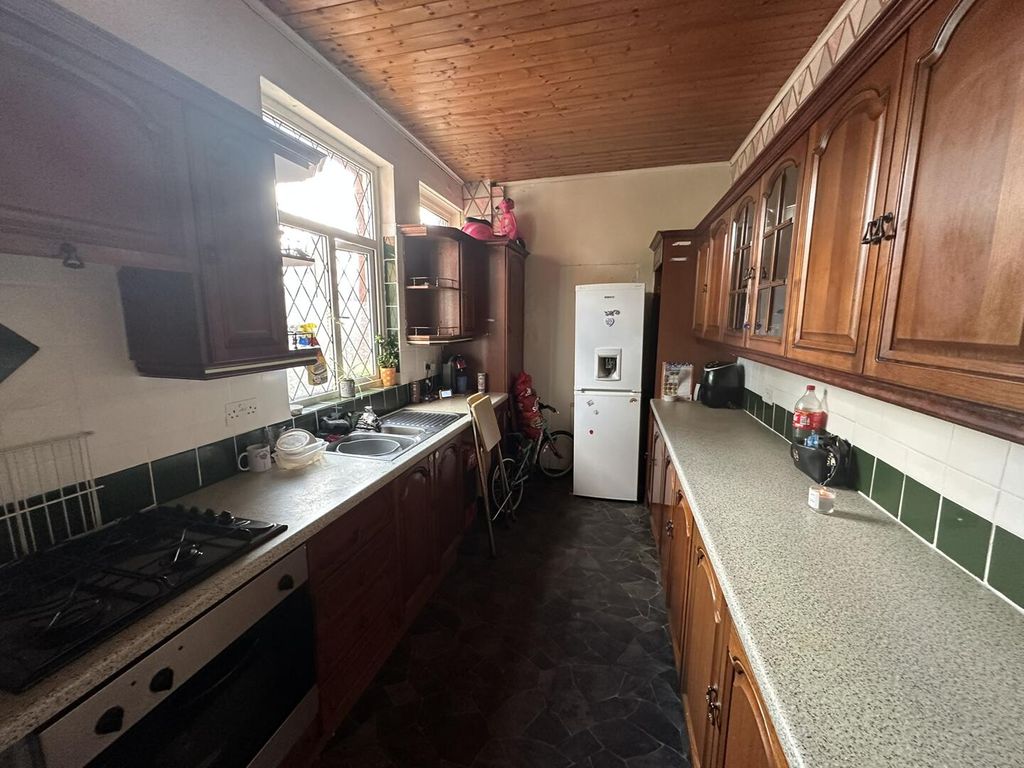 Property photo 3 of 12 Kitchen