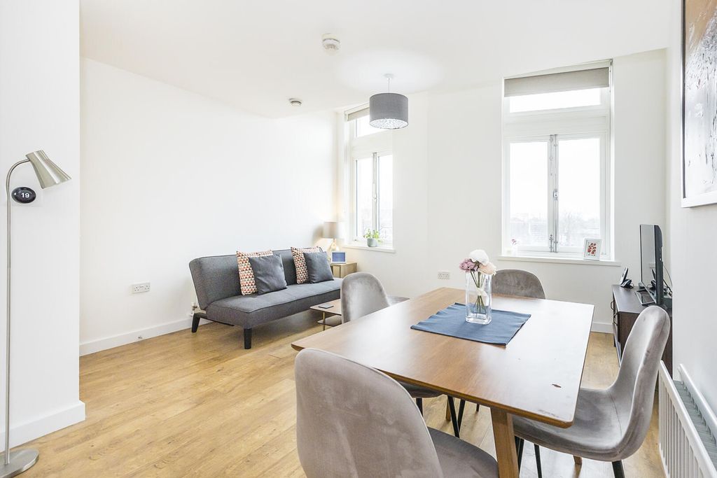 Property photo 1 of 11 Living Room