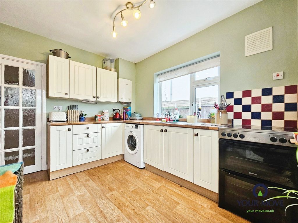 Property photo 3 of 11 Kitchen