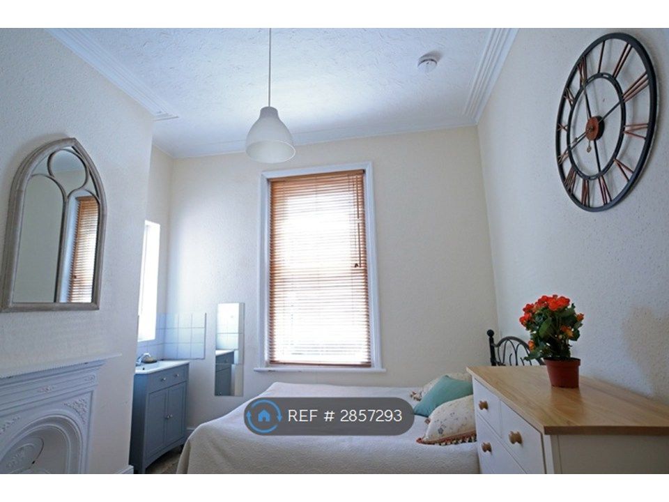 Property photo 1 of 6 Room 2 - Available