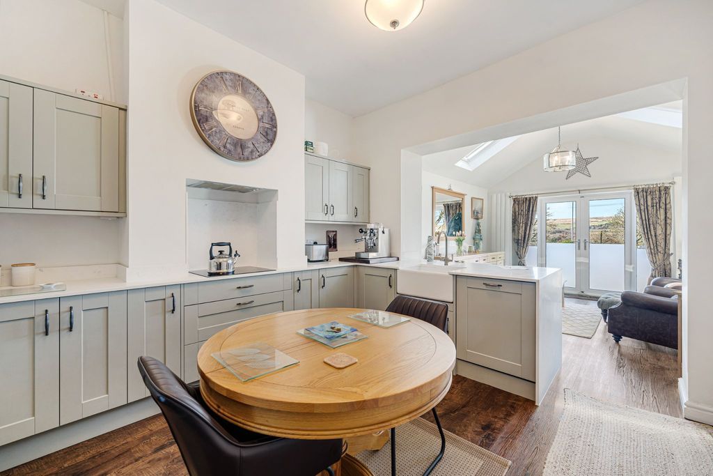 Property photo 3 of 30 Photograph 10