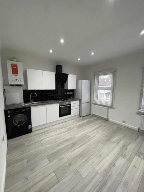 Property photo 1 of 13 3 Bed Flat To Rent Cromwell Road, Hounslow Tw3
