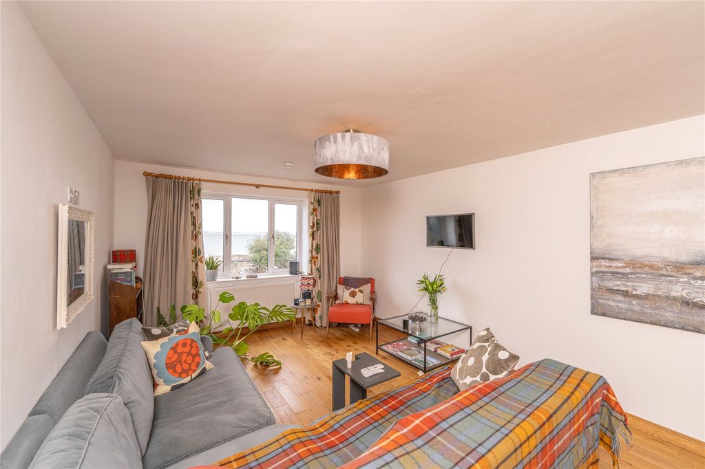 Property photo 2 of 25 Lounge