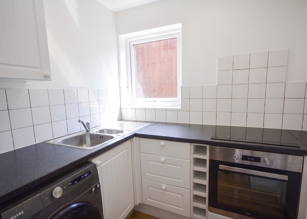 Property photo 3 of 10 Kitchen