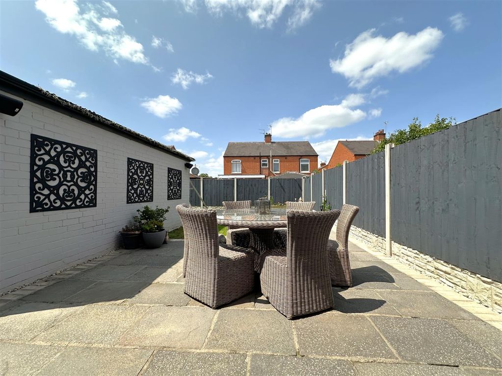 Property photo 3 of 18 Beautifully Landscaped Garden 889