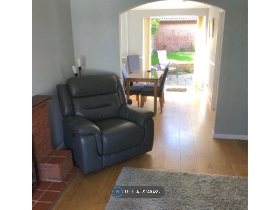 Property photo 3 of 9 Lounge/Dining Area