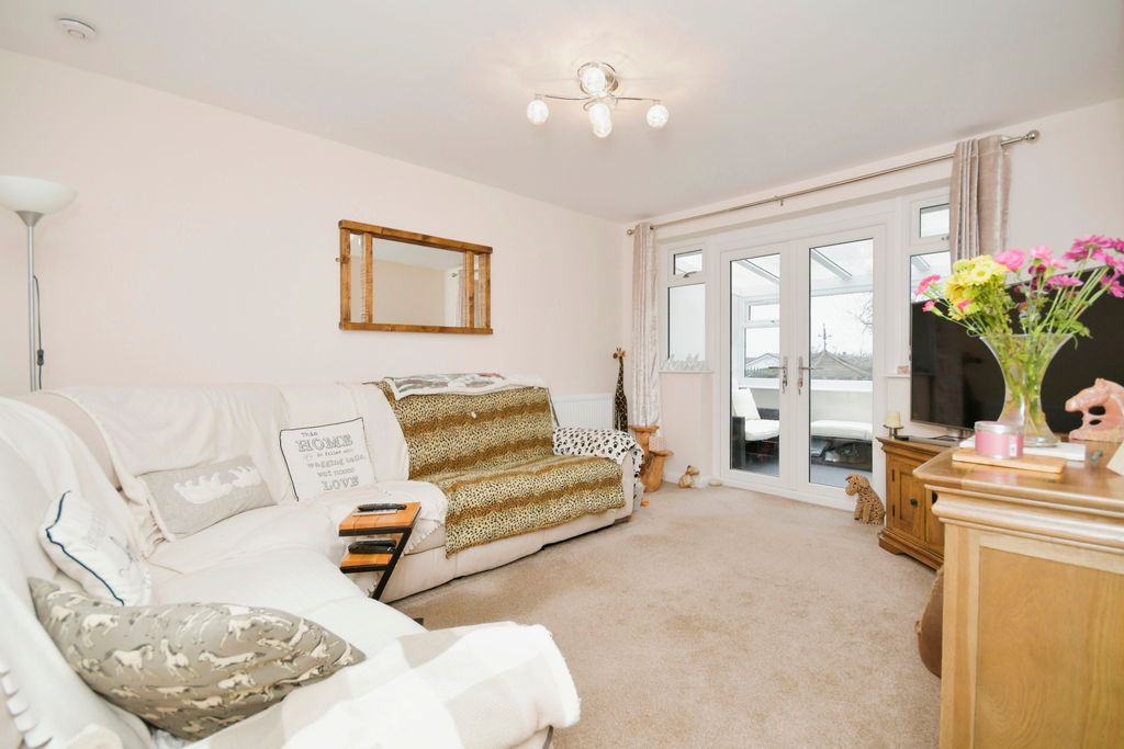 Property photo 3 of 12 Lounge