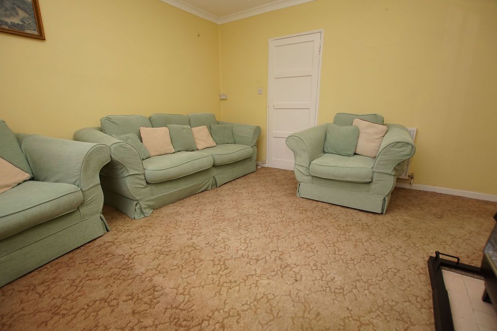 Property photo 3 of 15 Lounge