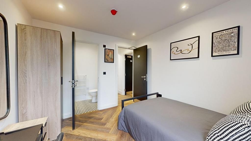 Property photo 3 of 12 A Bright And Tidy Single Bedroom Featuring A Comfo...