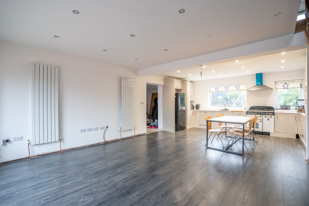 Property photo 3 of 22 46Stuttonroad1