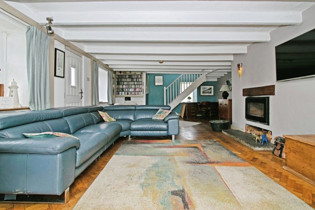 Property photo 2 of 37 Lounge