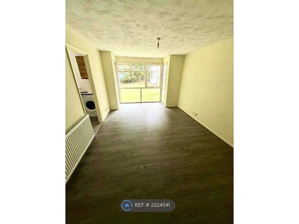 Property photo 1 of 6 Living Room