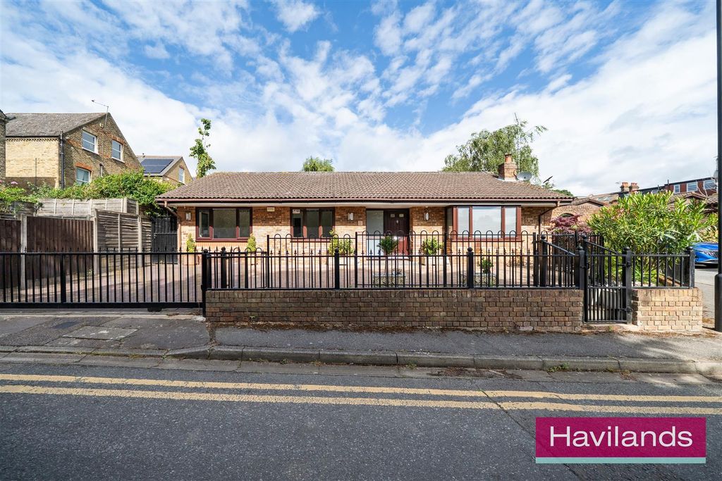 Property photo 1 of 22 Hazelgreen Close-2.Jpg