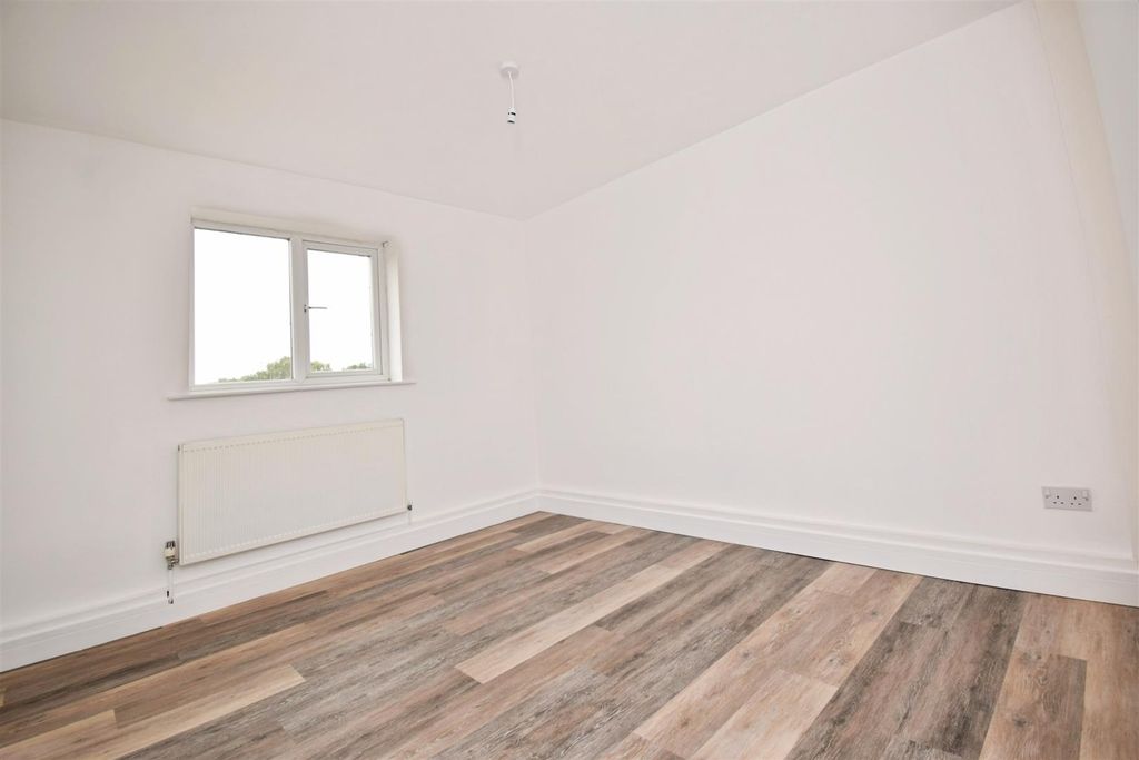Property photo 3 of 8 Bedroom 1