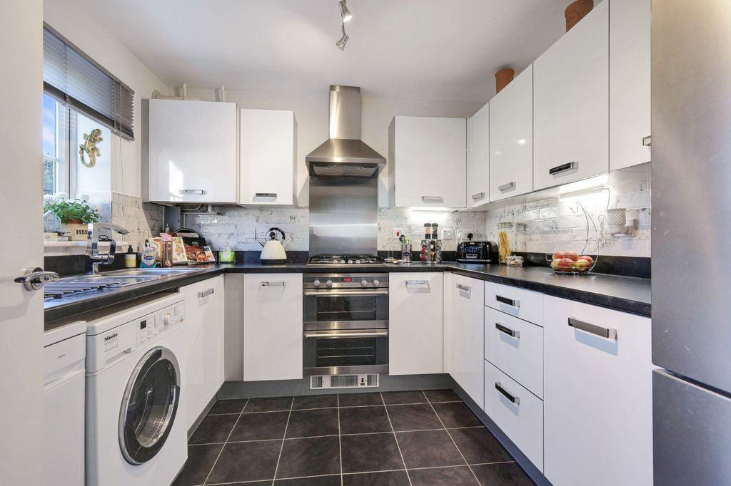 Property photo 2 of 13 5166461