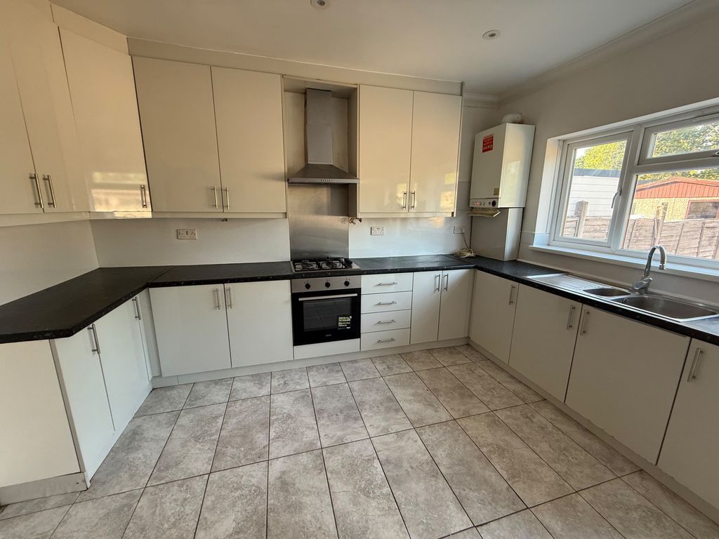 Property photo 1 of 9 3 Bedroom Terraced House On Wentworth Road, Southall