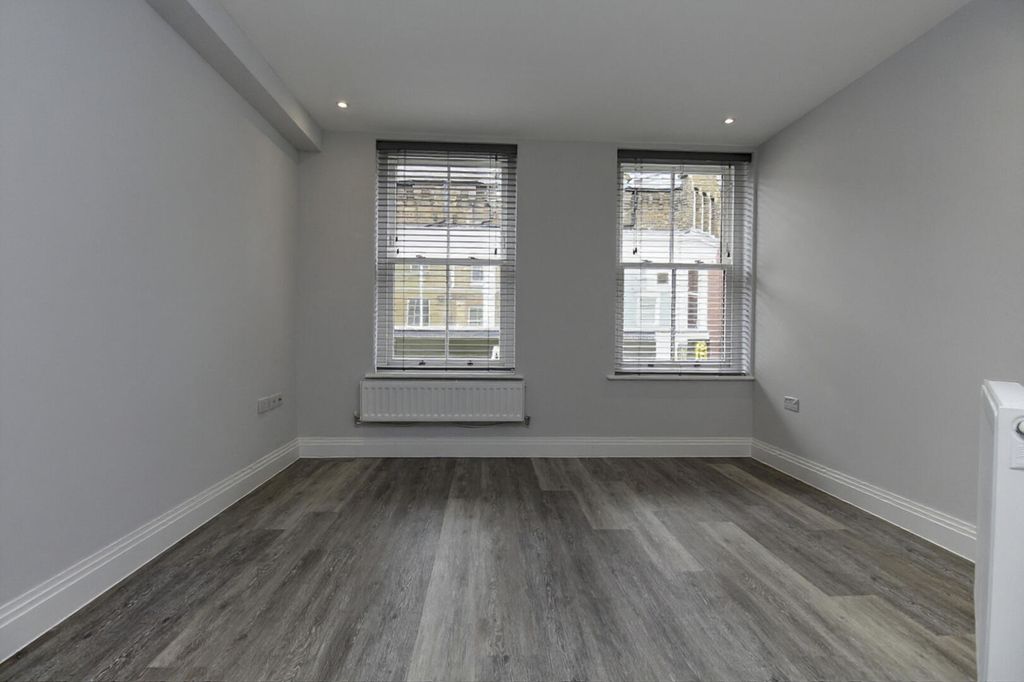 Property photo 1 of 7 Living Room