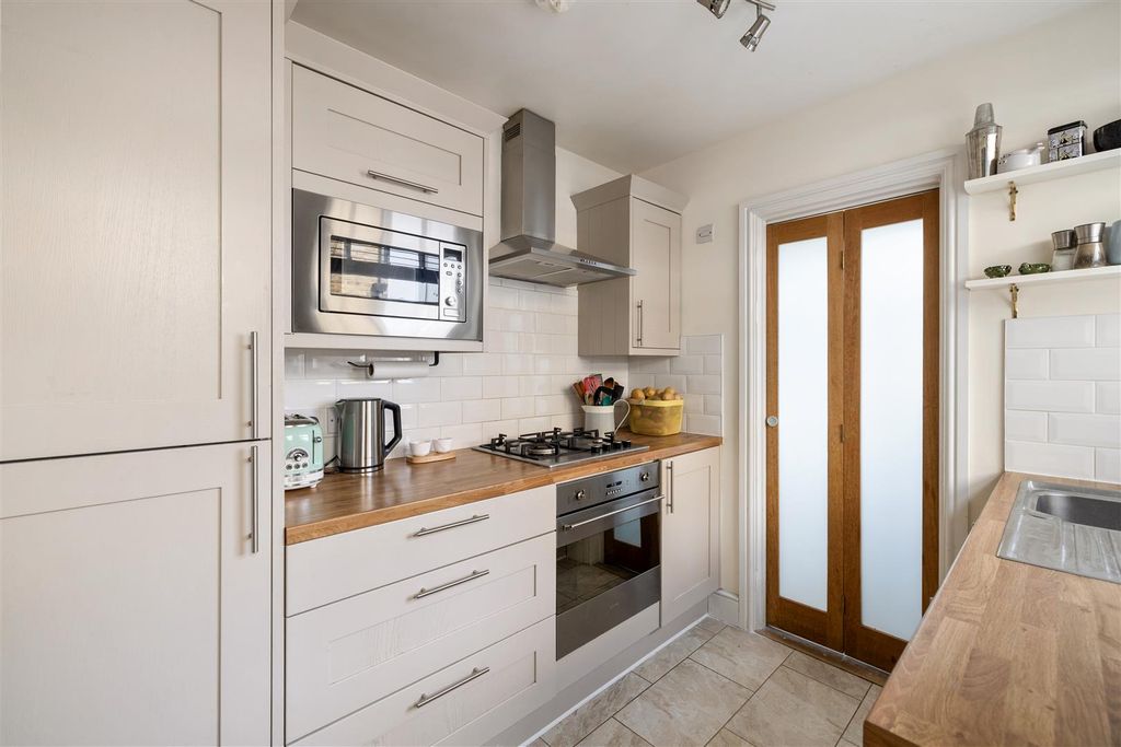 Property photo 3 of 31 Ruckholt Close, E10
