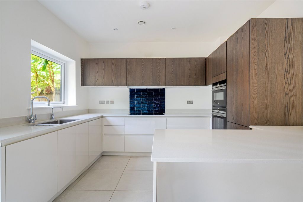 Property photo 2 of 11 Kitchen