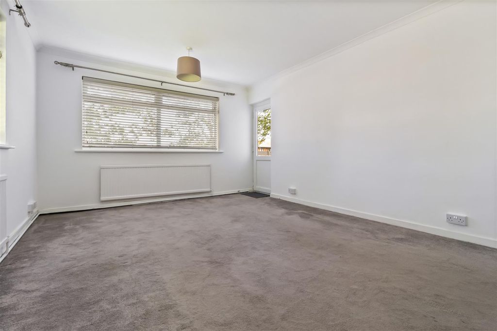 Property photo 2 of 13 Chatsmore Court, 5_005.Jpg