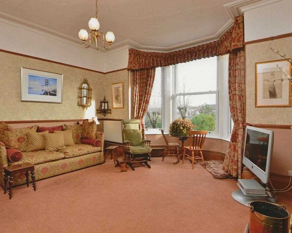Property photo 3 of 21 Lounge