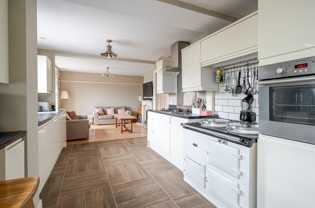 Property photo 2 of 25 1479214-15-6A32A3...
