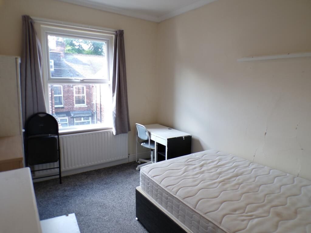 Property photo 2 of 9 This Charming Double Bedroom Offers Ample Space Fo...