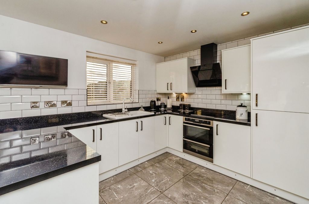 Property photo 3 of 17 Photo