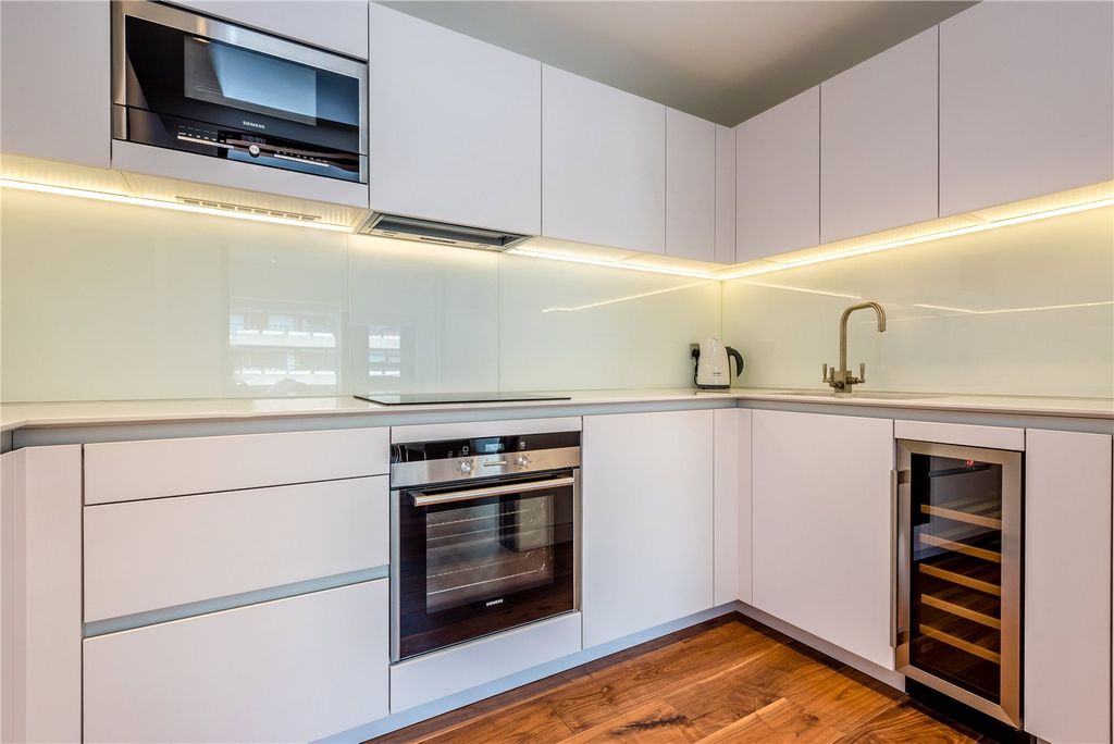 Property photo 3 of 8 Kitchen