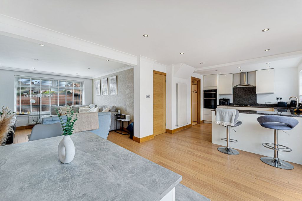 Property photo 2 of 30