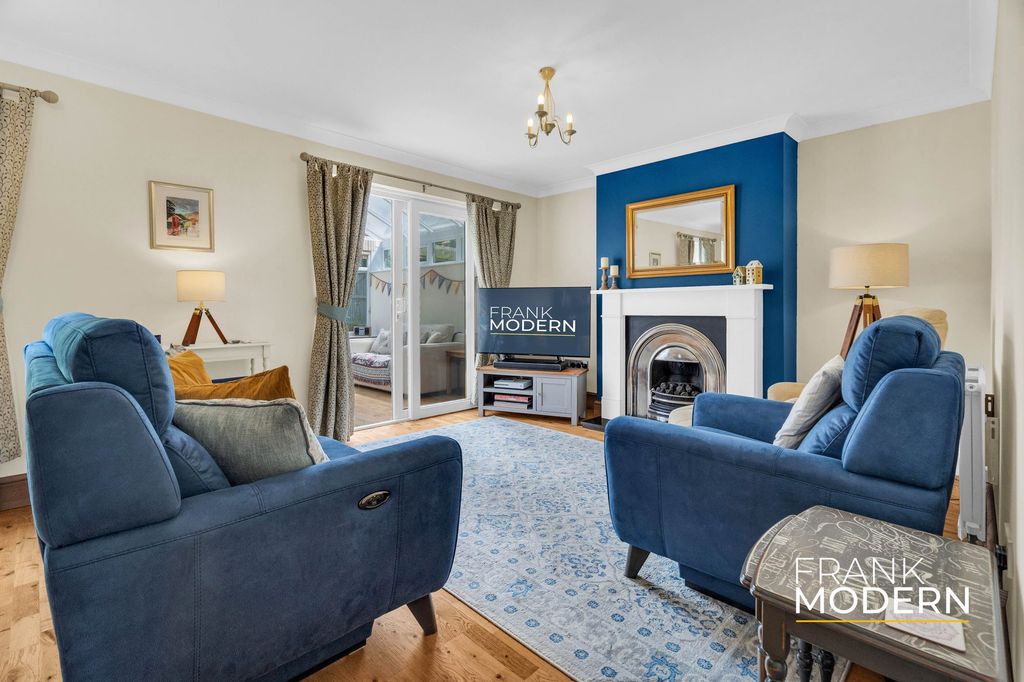 Property photo 3 of 31 Living Room