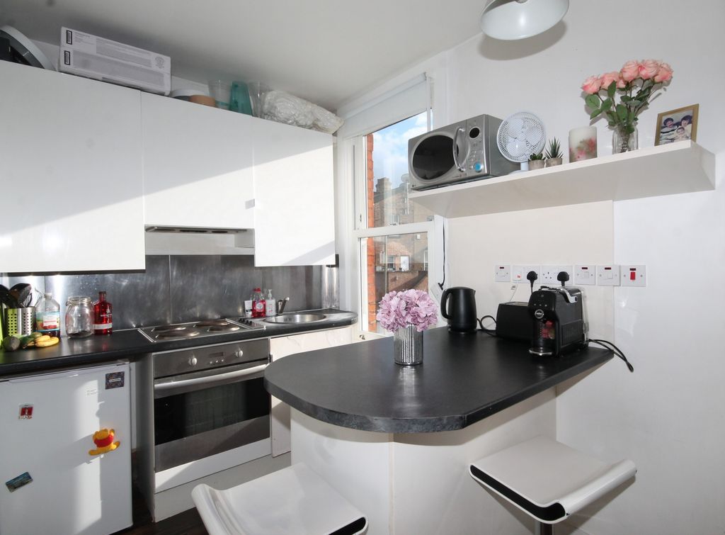 Property photo 1 of 4 Kitchen