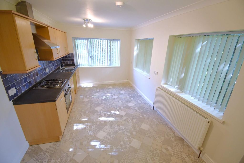 Property photo 1 of 10 Dining Kitchen