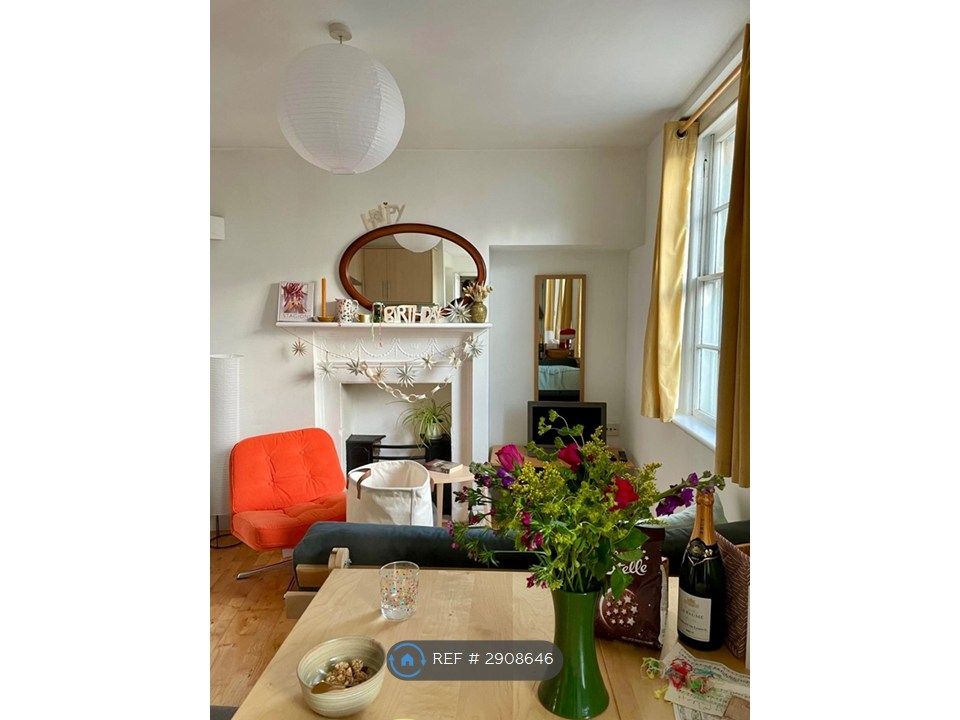 Property photo 1 of 17 Airy, Light Living Room