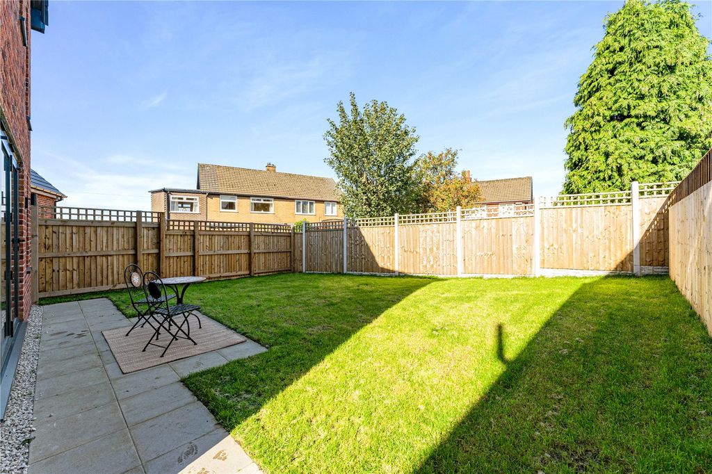 Property photo 2 of 23 Garden