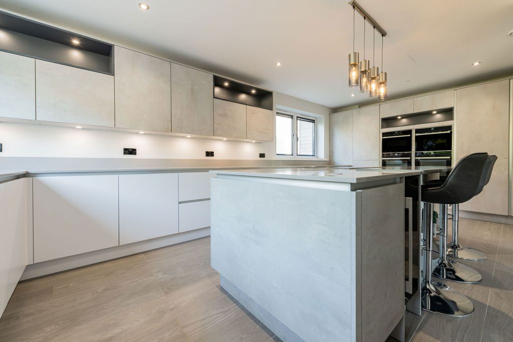 Property photo 3 of 34