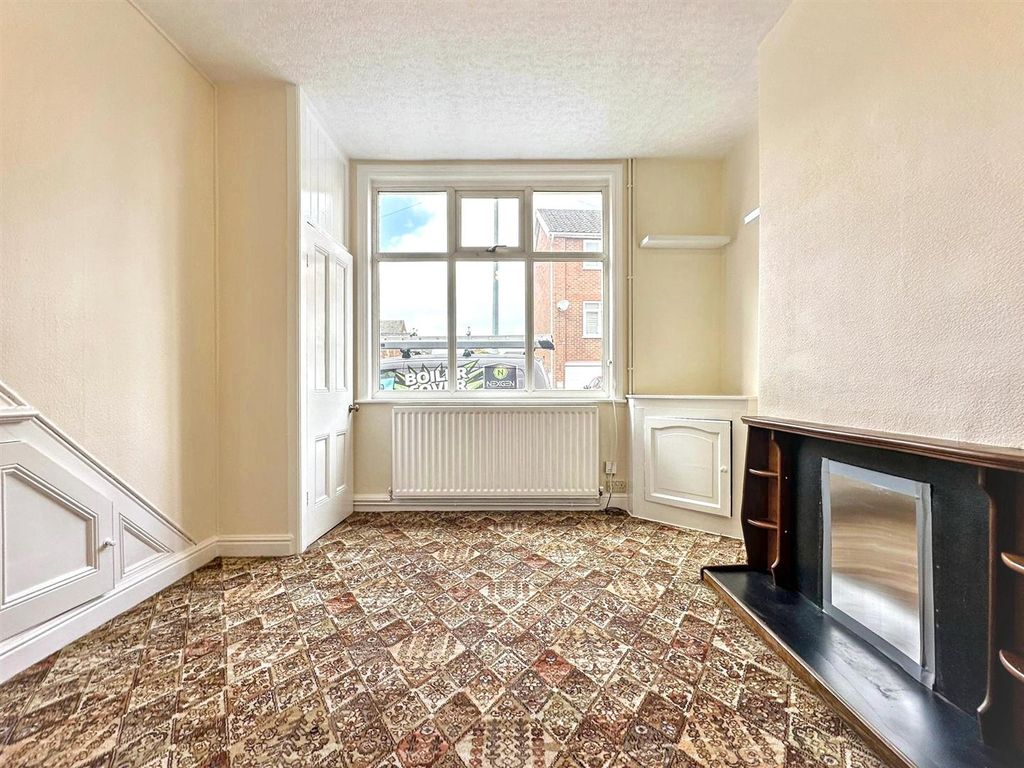 Property photo 3 of 18 Living Room