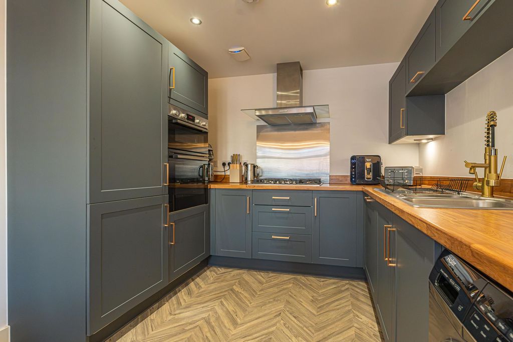 Property photo 2 of 40
