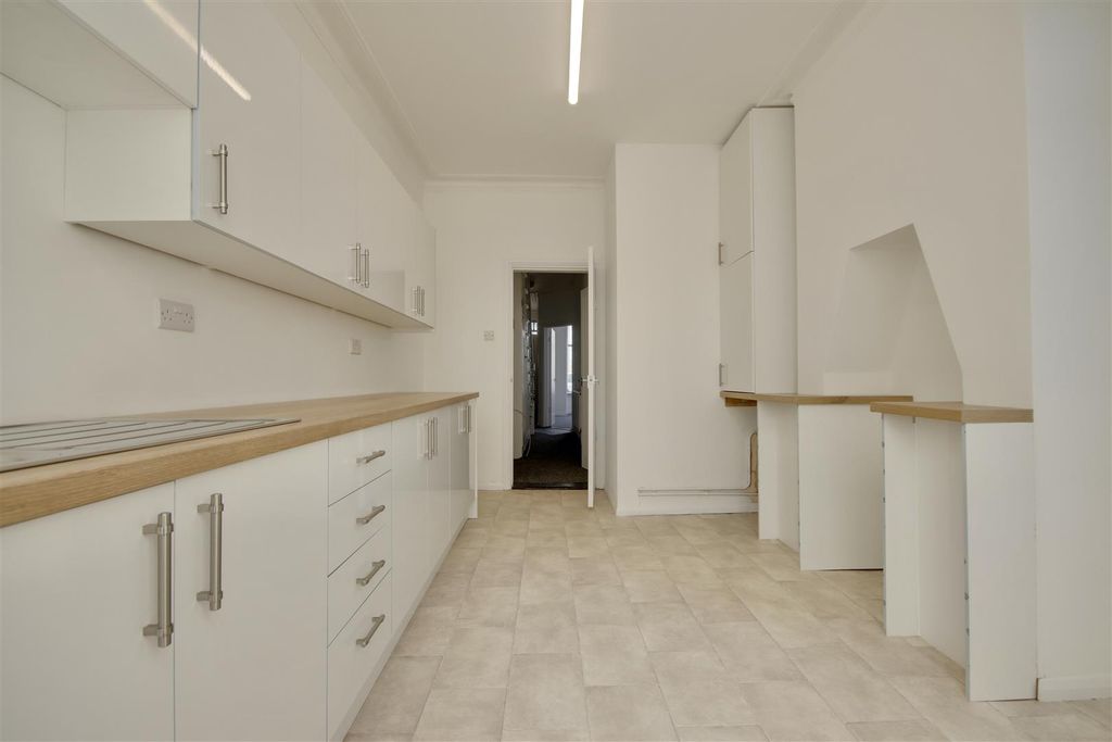 Property photo 2 of 12 2EE43B00-175E-45D4-B5EE-33Fb50Ded8A8_1_201_A.Jpeg