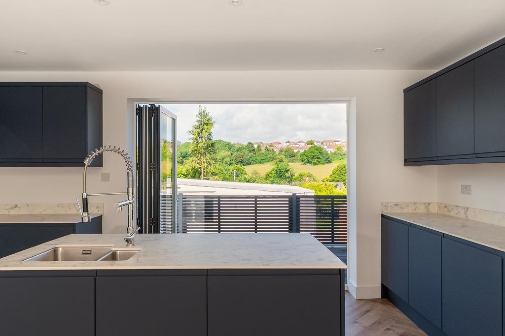 Property photo 3 of 46 4H2Lbh - Kitchen E.Jpg