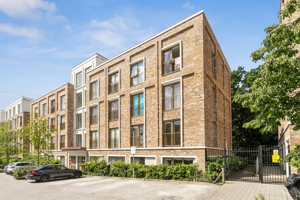 Property photo 2 of 15 140520255_Wwhrs_Flat 24 Kernal House 19 Apple Tree