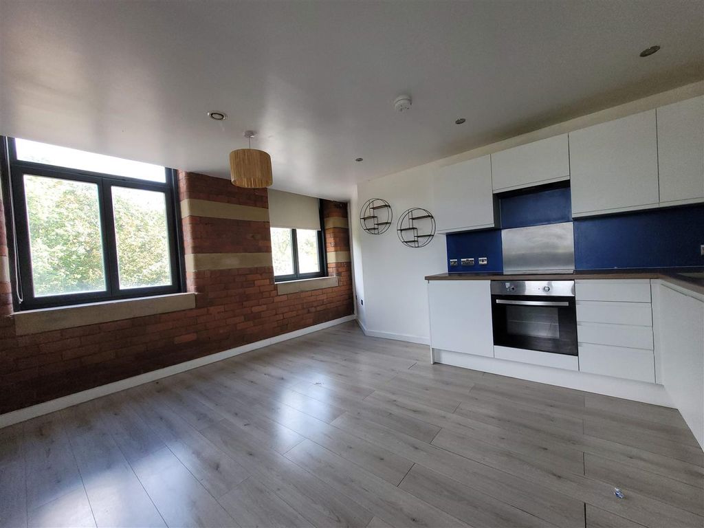 Property photo 1 of 9 Lounge / Kitchen