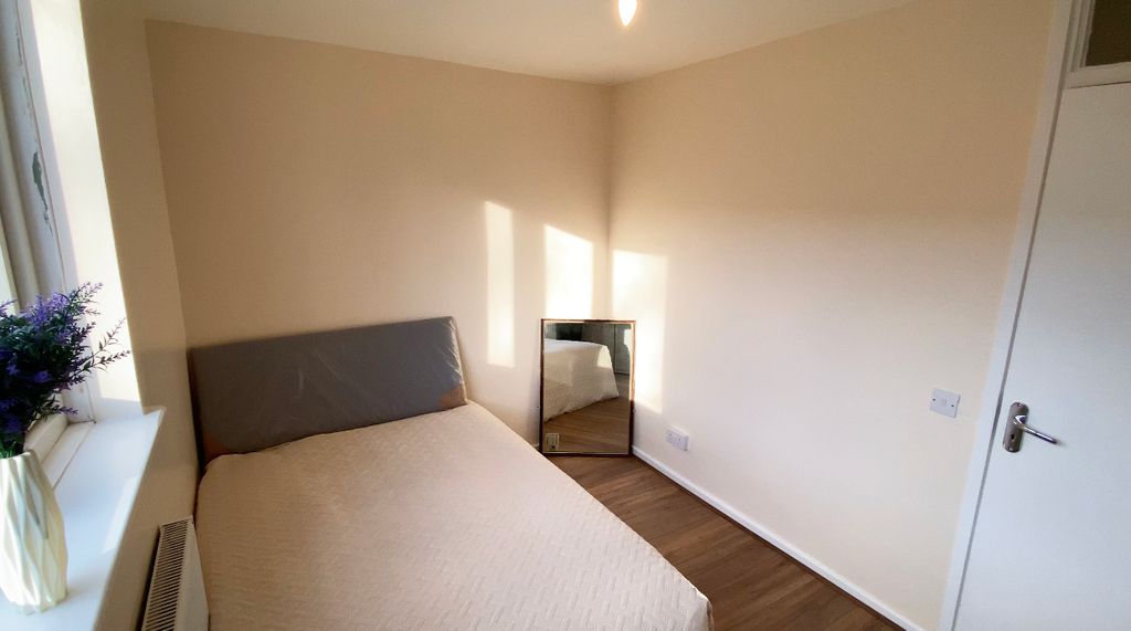 Property photo 2 of 17 Room D