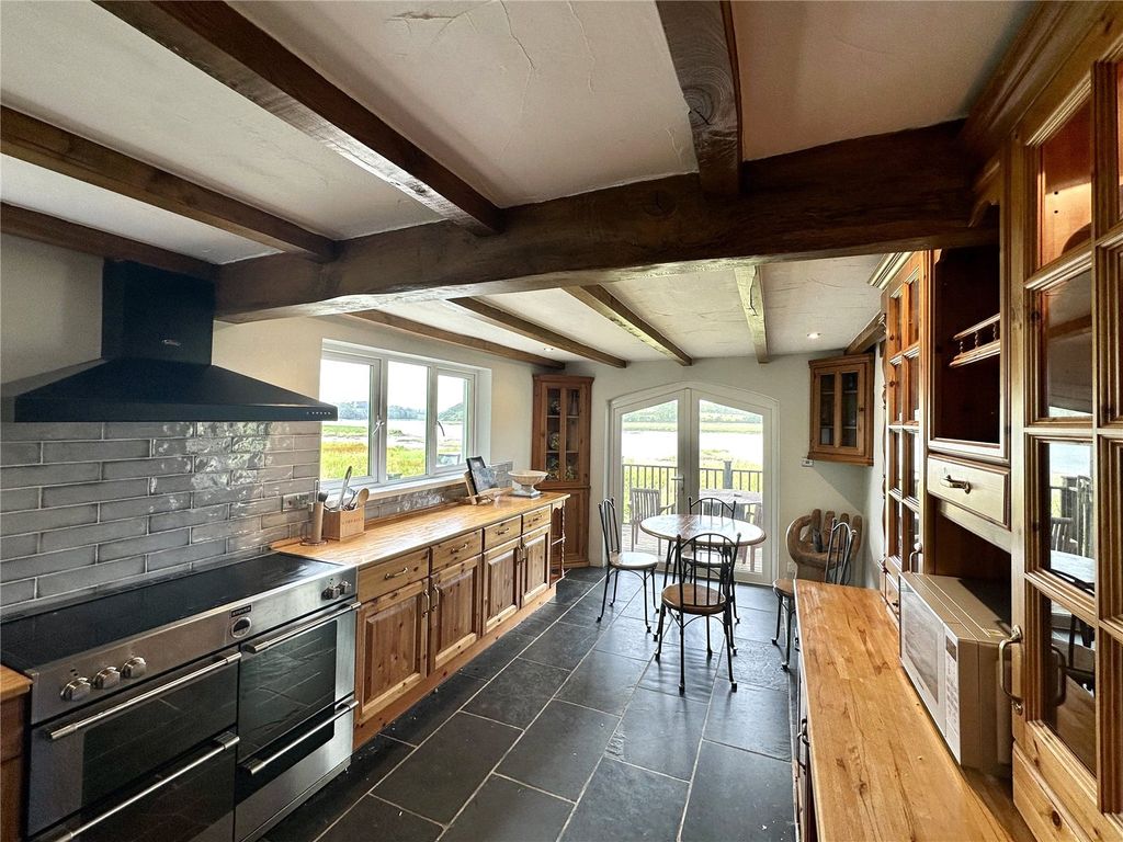 Property photo 2 of 28 Picture No. 11