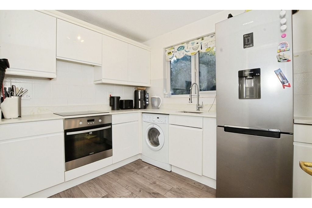 Property photo 3 of 7 Kitchen