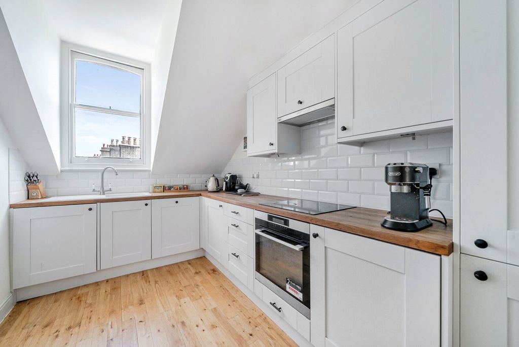Property photo 2 of 10 Kitchen