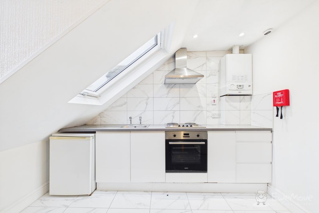 Property photo 2 of 10 Kitchen